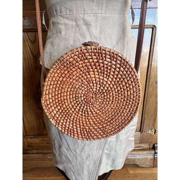 Round Woven Purse - Picture 2 of 8